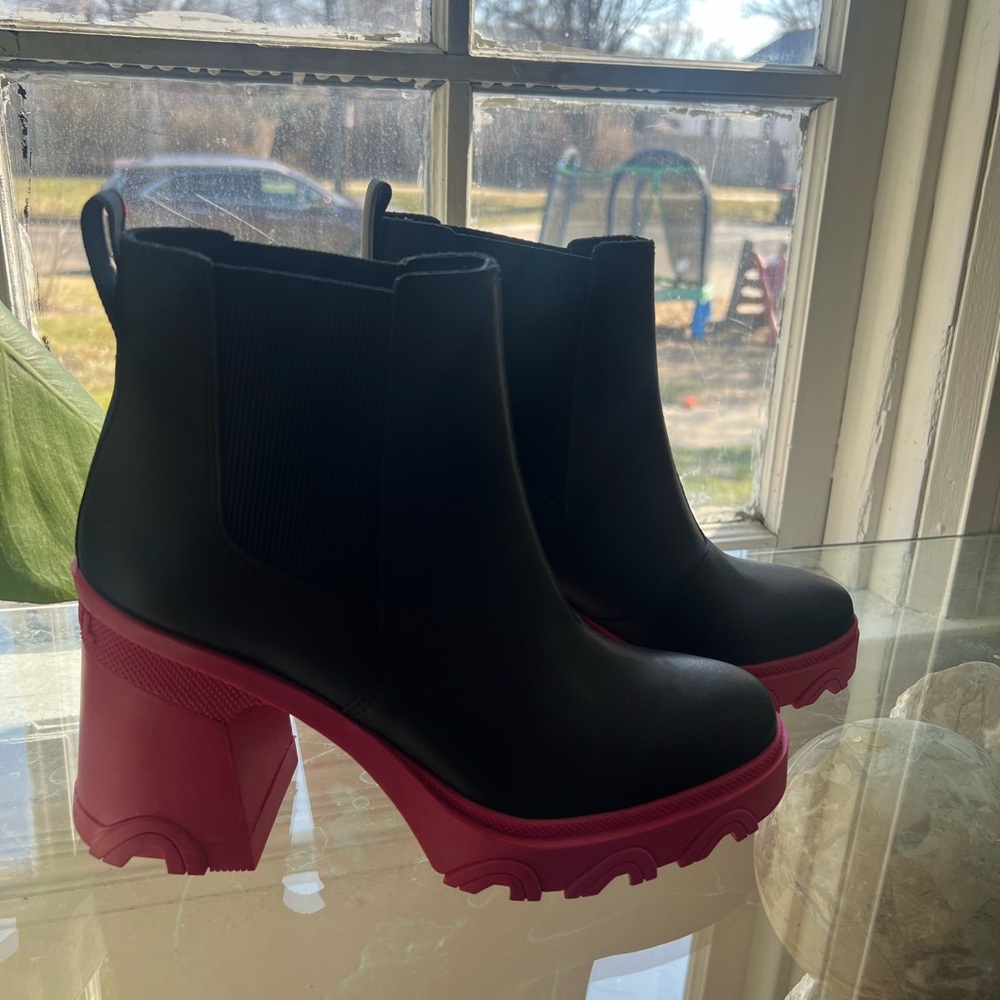 Black Sorel winter Boot with Pink Platform Heel - Picture 3 of 3